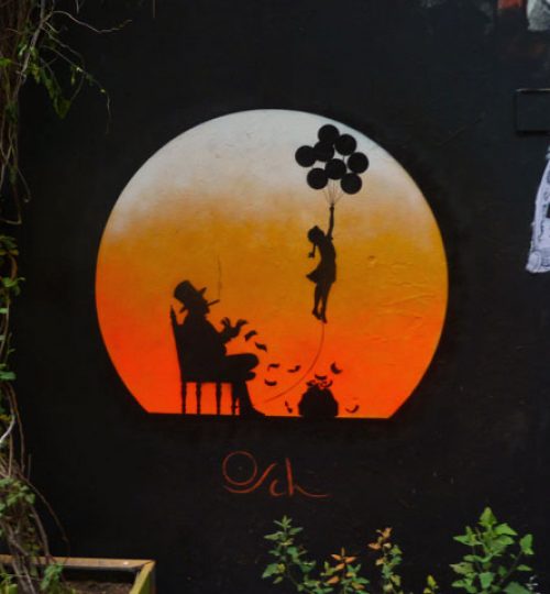 Buntes Grafitti in Berlin zeigt die Vielfalt von Tai chi und Qigong..
