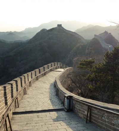 Die große Mauer in China schlängelt sich wie ein Drache durch die Landschaft, fließend wie die Bewegungen im Qigong und Taijiquan (Tai Chi).